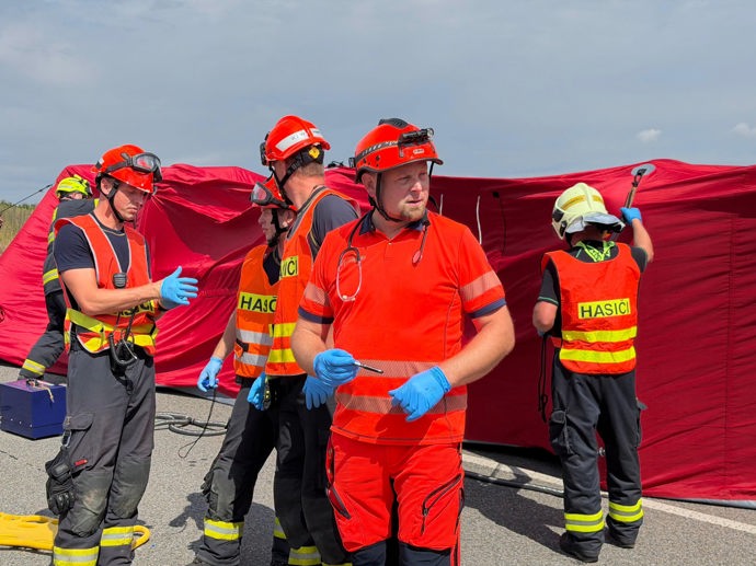 Na místě bylo 30 lehce zraněných a 9 středně až těžce zraněných. 