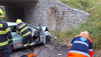 FOTO: Zdemolovaný automobil po drtivém nárazu skončil přibližně čtyři metry pod úrovní hlavní silnice.
