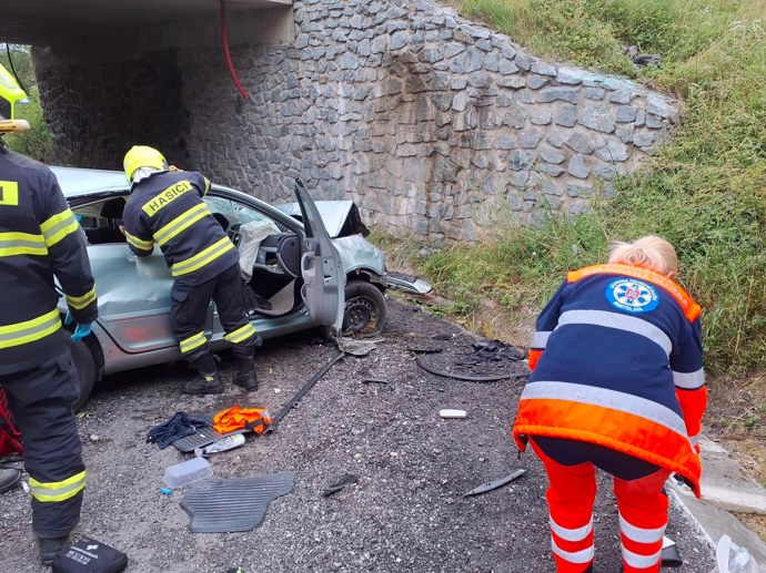 Zdemolovaný automobil po drtivém nárazu skončil přibližně čtyři metry pod úrovní hlavní silnice.