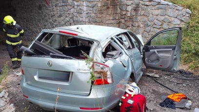 FOTO: Slovenští hasiči museli tělo plzeňského politika Jana Hajšmana z vraku vyprostit pomocí hydraulického zařízení.