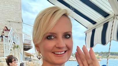 FOTO: Hejtmanka Petra Pecková posílá pozdrav od moře.