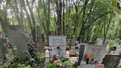 FOTO: Hrob byl v den výročí úmrtí Jiřího Krampola uklizený a plný květin a svíček.