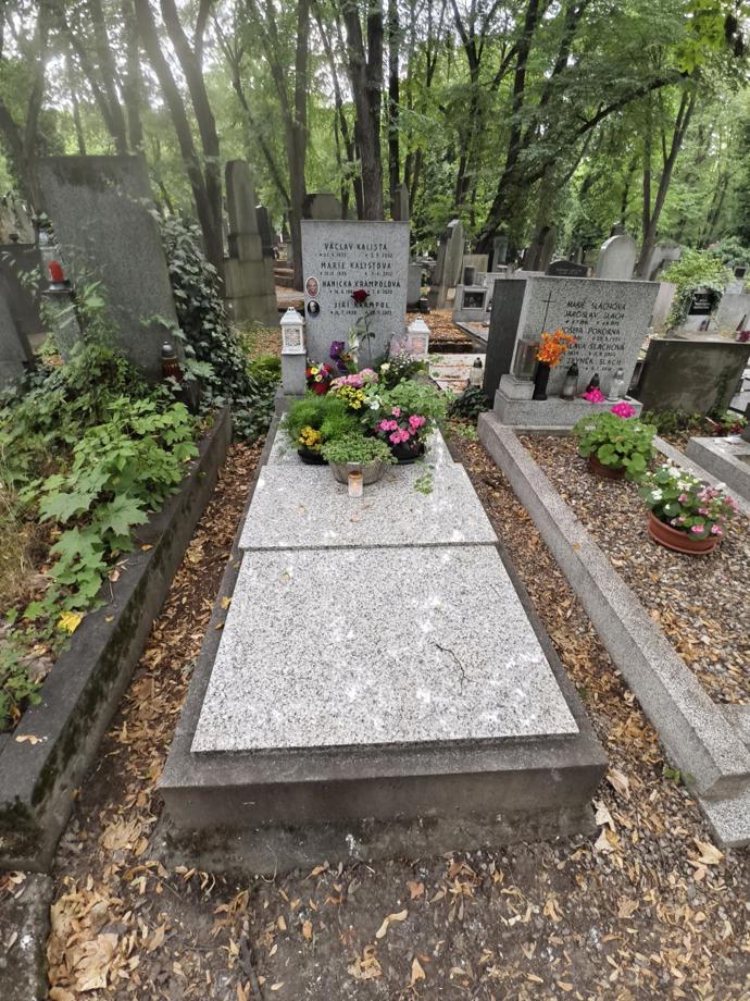 Hrob byl v den výročí úmrtí Jiřího Krampola uklizený a plný květin a svíček.