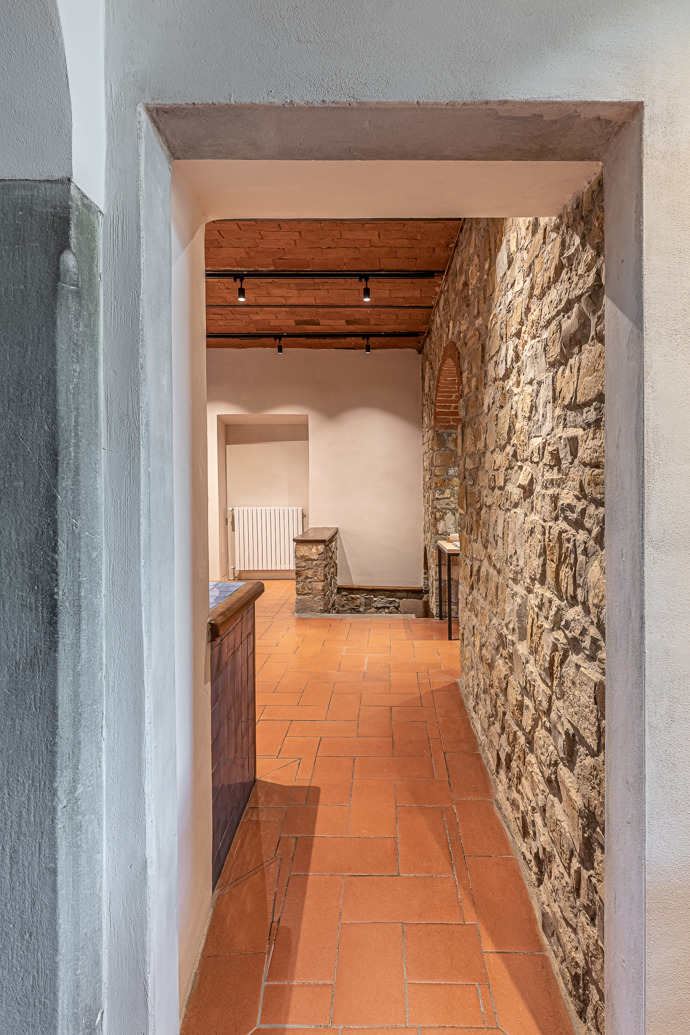 Nedaleko Florencie obnovili starý venkovský dům. Architekti zachránili trámy, terakotu i velký krb Nedaleko Florencie obnovili starý venkovský dům. Architekti zachránili trámy, terakotu i velký krb
