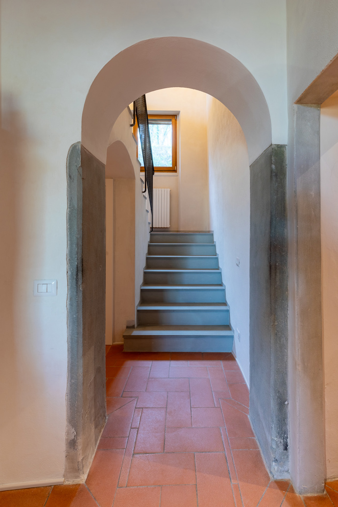 Nedaleko Florencie obnovili starý venkovský dům. Architekti zachránili trámy, terakotu i velký krb Nedaleko Florencie obnovili starý venkovský dům. Architekti zachránili trámy, terakotu i velký krb