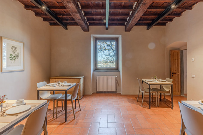 Nedaleko Florencie obnovili starý venkovský dům. Architekti zachránili trámy, terakotu i velký krb Nedaleko Florencie obnovili starý venkovský dům. Architekti zachránili trámy, terakotu i velký krb