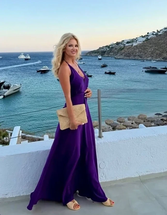 Monika Babišová si užívá u moře.