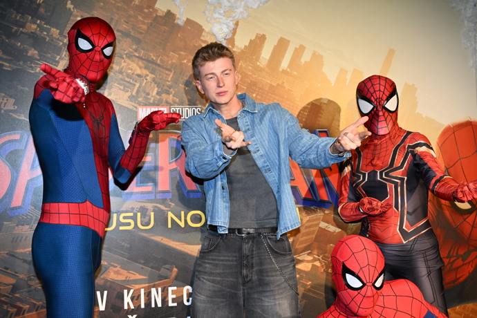 Adam Mišík nezaváhal a na fotostěně vystřihl ikonické Spider-Manovské gesto přímo mezi superhrdiny.
