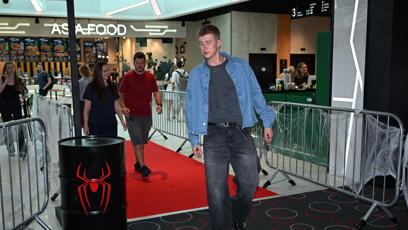 FOTO: Adam Mišík dorazil na premiéru v nedbalém džínovém outfitu s volnými kalhotami.