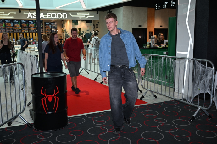 Adam Mišík dorazil na premiéru v nedbalém džínovém outfitu s volnými kalhotami.