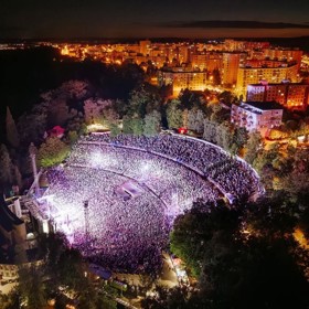 Legendární zpěvačka slibuje v plzeňském amfiteátru Lochotín nezapomenutelnou show.