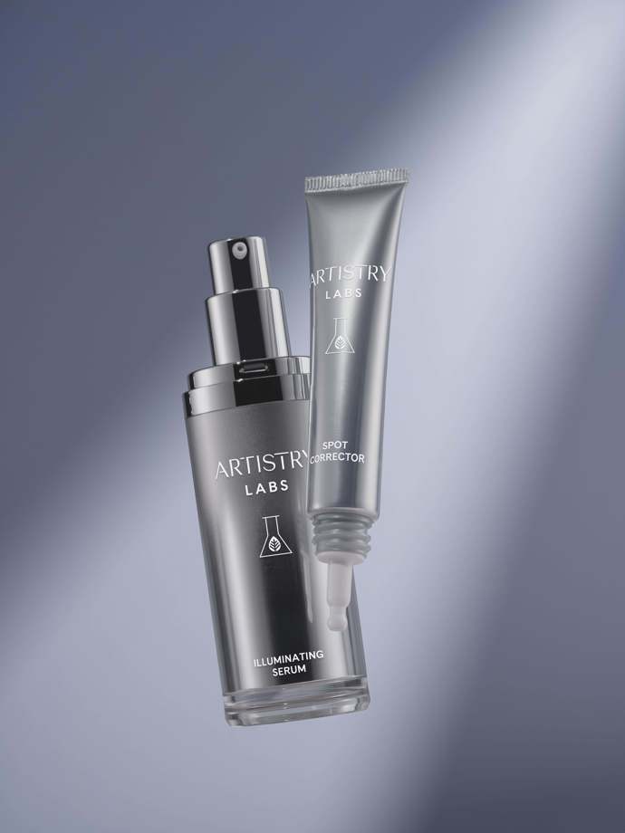 Rozjasňující sérum proti pigmentovým skvrnám a pečující korektor Artistry Labs, 6 025 Kč, prodává Amway