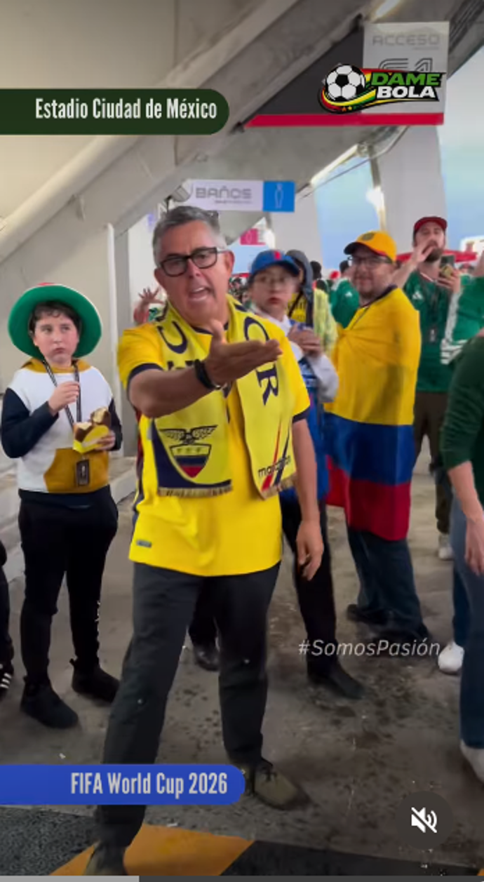 Rozzuřený fanoušek poté, co byl polit pivem.