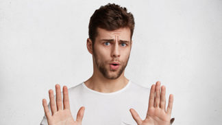Lukáš (30): Manželka mě nutí k porodu, ale já se bojím, že tam zkolabuji. Místo opory teď doma čelím jen výčitkám a urážkám