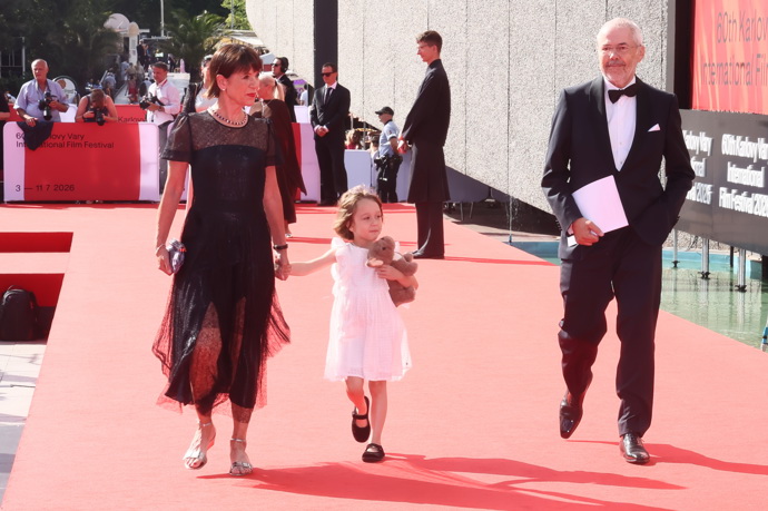 Andrea Bartošková s vnučkou a moderátorem Markem Ebenem.