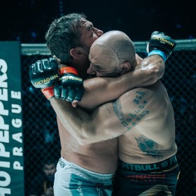 Zápas v kleci se natáčel mnoho dní Zápas v kleci se natáčel mnoho dní