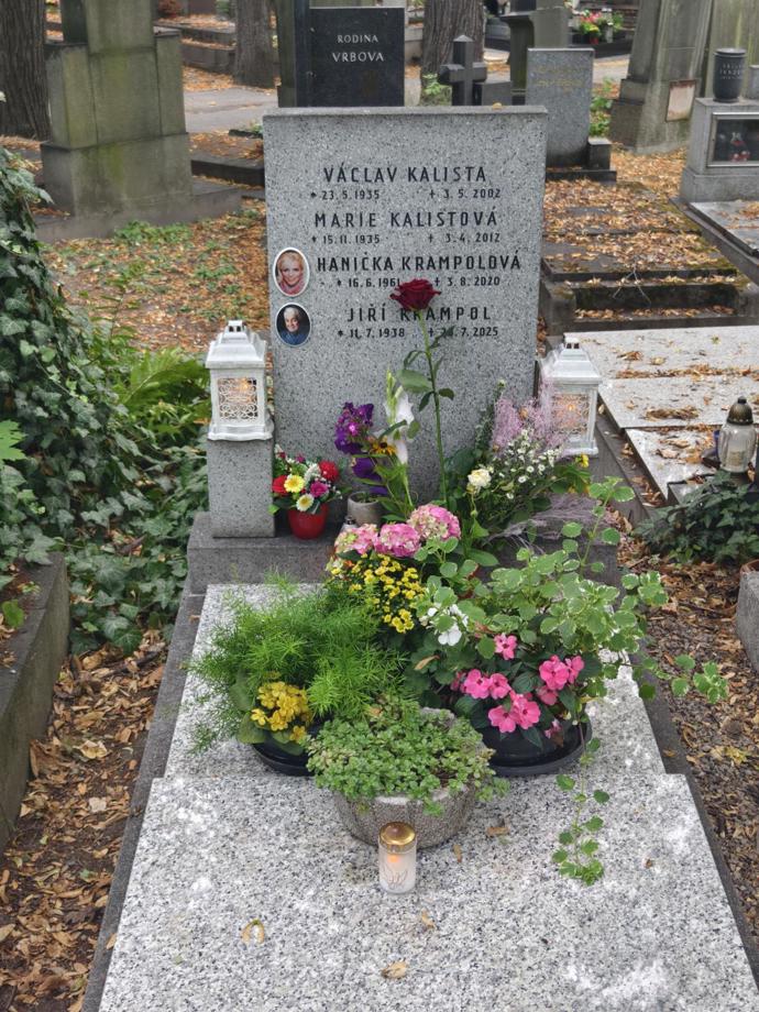 Hrob Jiřího Krampola a jeho manželky Hanky.