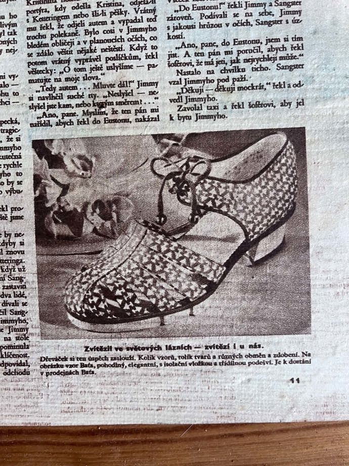 Reklama na obuv byla tenkrát v dámských časopisech velmi častá. 