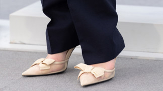 Zapomeňte na černé lodičky, béžové podpatky jsou nová klasika. Prodlouží nohy, zjemní outfit a unosíte je roky