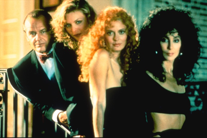 V roce 1986 žalovala filmové studio Warner Bros. žena jménem Laurie Cabot. Sama se považovala za čarodějku a vadilo jí, že jsou ve filmu znázorněné jako nadržené paničky a ďáblovy služebnice. Neuspěla.