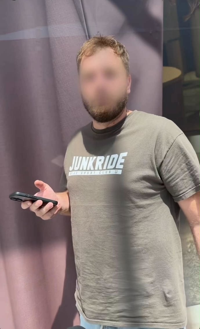 Natálie Kočendová natočila neznámého muže, který si měl fotit sukně mladých dívek. 