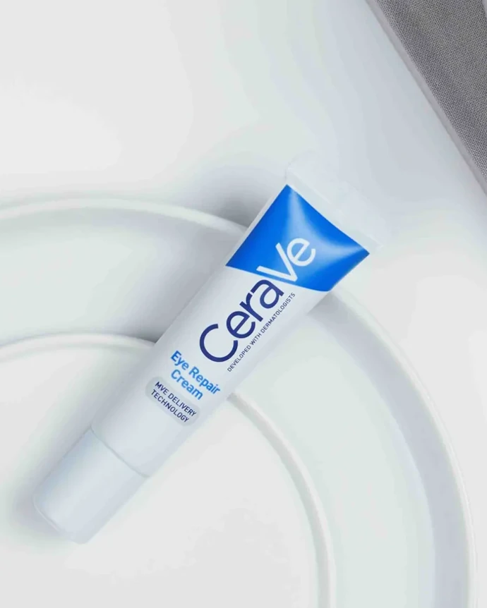 Rozjasňující oční krém s ceraminy a mořskými a rostlinnými extrakty CeraVe, 365 Kč (14 ml), prodává Dr. Max Rozjasňující oční krém s ceraminy a mořskými a rostlinnými extrakty CeraVe, 365 Kč (14 ml), prodává Dr. Max