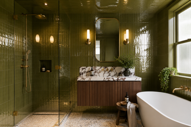 Lesklá olivová vytváří výraznější, elegantní efekt. Díky odleskům obkladů a zlatým detailům působí koupelna jako malý domácí wellness Lesklá olivová vytváří výraznější, elegantní efekt. Díky odleskům obkladů a zlatým detailům působí koupelna jako malý domácí wellness