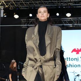 Jeden z modelů na molu předvedla Natalia Al-Imam.