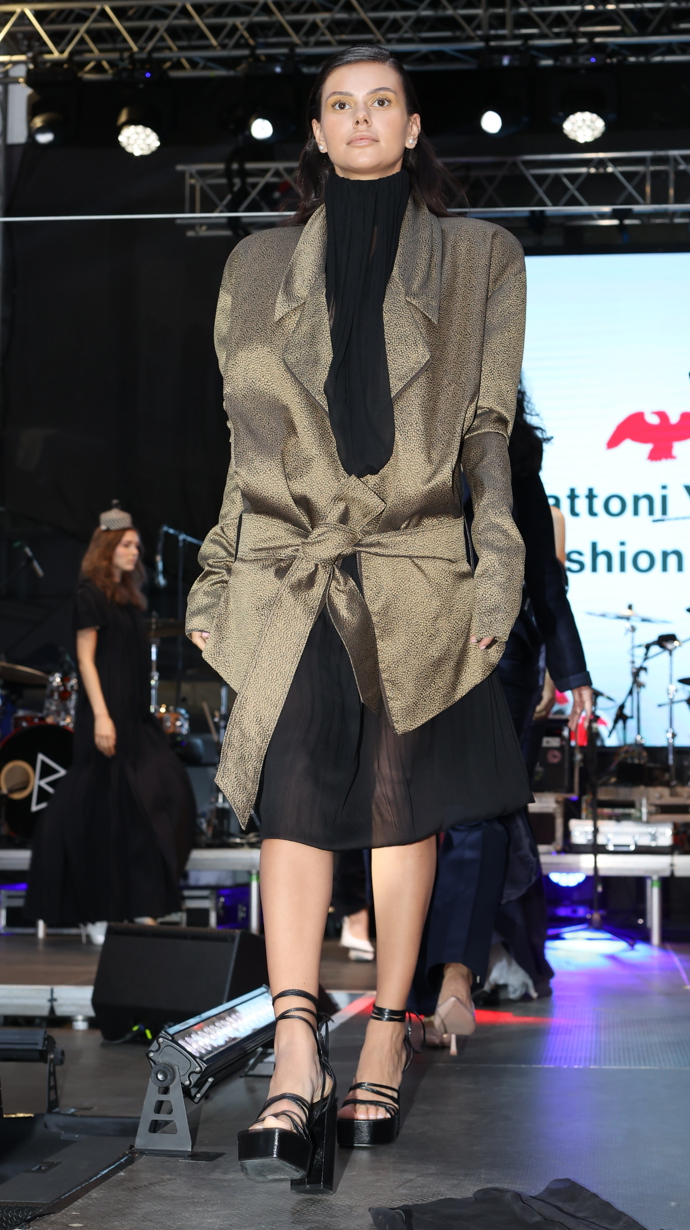 Jeden z modelů na molu předvedla Natalia Al-Imam.