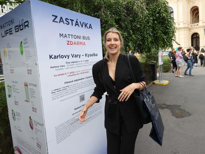 Modelka si přes den užívala karlovarské promenády. 