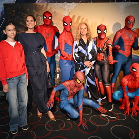 Meteoroložka Dagmar Honsová s dcerou a moderátorka Kristina Kloubková pózovaly s rojem Spider-Manů.