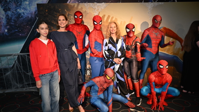 FOTO: Meteoroložka Dagmar Honsová s dcerou a moderátorka Kristina Kloubková pózovaly s rojem Spider-Manů.