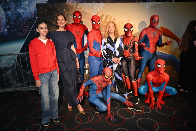 Meteoroložka Dagmar Honsová s dcerou a moderátorka Kristina Kloubková pózovaly s rojem Spider-Manů.