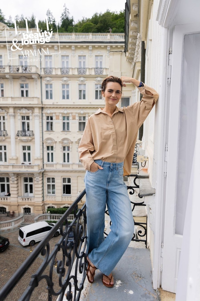 Daniela Brzobohatá okouzlila ve Varech dokonalým letním outfitem pro každý věk. Stačí vám dva jednoduché kousky