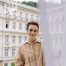 Daniela Brzobohatá okouzlila ve Varech dokonalým letním outfitem pro každý věk. Stačí vám dva jednoduché kousky