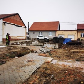 O několik minut později z jejich domu zůstaly jen zdi, trosky a vzpomínky. O několik minut později z jejich domu zůstaly jen zdi, trosky a vzpomínky.