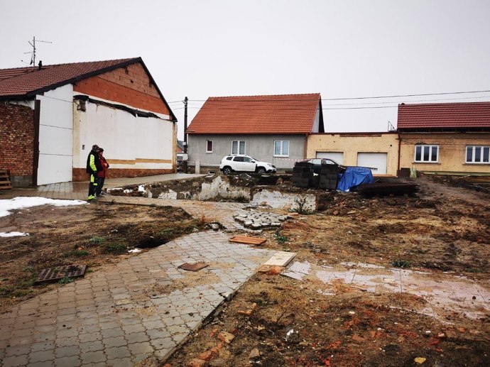 O několik minut později z jejich domu zůstaly jen zdi, trosky a vzpomínky. O několik minut později z jejich domu zůstaly jen zdi, trosky a vzpomínky.