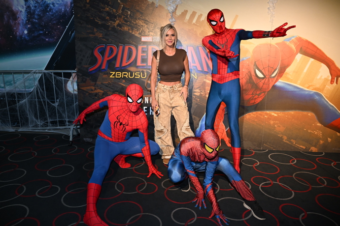 Denise Ayverdi se nechala obklopit rojem Spider-Manů na červeném koberci.