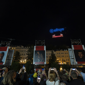 KVIFF rozzáří rekordní dronová show i festivalové hry o ceny. Co dalšího si nenechat ujít v Allwyn zóně? KVIFF rozzáří rekordní dronová show i festivalové hry o ceny. Co dalšího si nenechat ujít v Allwyn zóně?