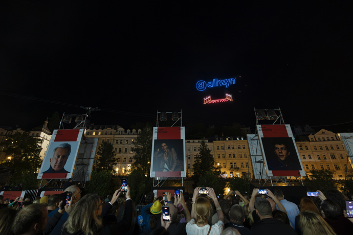 KVIFF rozzáří rekordní dronová show i festivalové hry o ceny. Co dalšího si nenechat ujít v Allwyn zóně? KVIFF rozzáří rekordní dronová show i festivalové hry o ceny. Co dalšího si nenechat ujít v Allwyn zóně?