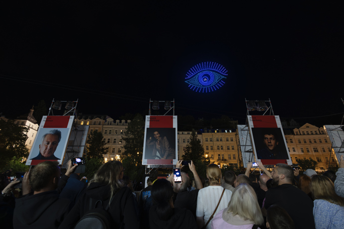 KVIFF rozzáří rekordní dronová show i festivalové hry o ceny. Co dalšího si nenechat ujít v Allwyn zóně? KVIFF rozzáří rekordní dronová show i festivalové hry o ceny. Co dalšího si nenechat ujít v Allwyn zóně?