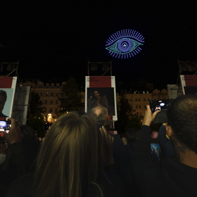 KVIFF rozzáří rekordní dronová show i festivalové hry o ceny. Co dalšího si nenechat ujít v Allwyn zóně? KVIFF rozzáří rekordní dronová show i festivalové hry o ceny. Co dalšího si nenechat ujít v Allwyn zóně?
