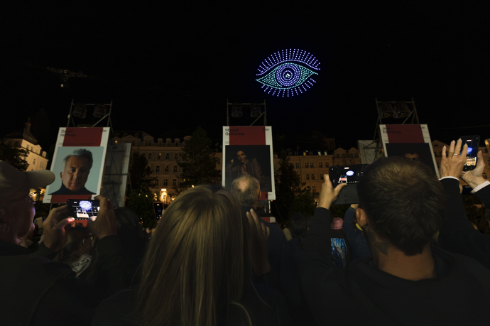KVIFF rozzáří rekordní dronová show i festivalové hry o ceny. Co dalšího si nenechat ujít v Allwyn zóně? KVIFF rozzáří rekordní dronová show i festivalové hry o ceny. Co dalšího si nenechat ujít v Allwyn zóně?
