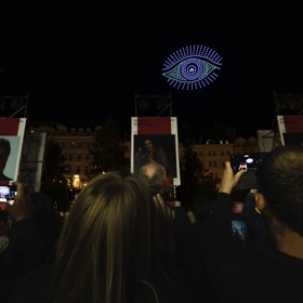 Nebe na Karlovými Vary rozzáří 1 300 synchronizovaných dronů.