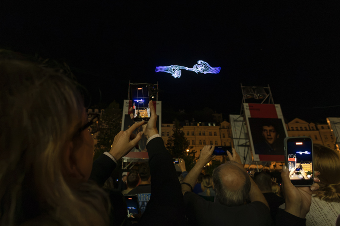KVIFF rozzáří rekordní dronová show i festivalové hry o ceny. Co dalšího si nenechat ujít v Allwyn zóně? KVIFF rozzáří rekordní dronová show i festivalové hry o ceny. Co dalšího si nenechat ujít v Allwyn zóně?