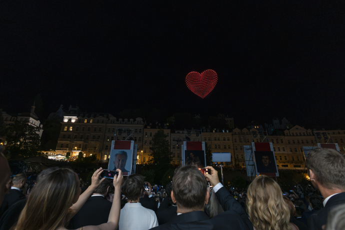 KVIFF rozzáří rekordní dronová show i festivalové hry o ceny. Co dalšího si nenechat ujít v Allwyn zóně? KVIFF rozzáří rekordní dronová show i festivalové hry o ceny. Co dalšího si nenechat ujít v Allwyn zóně?