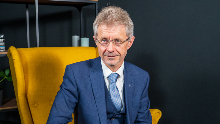 Extra host Miloš Vystrčil 02