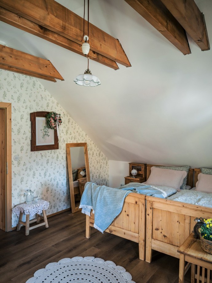 Jako malá se ho bála. Když ho kupovala, tak do něj pršelo. Domeček v Chaloupkách pod taktovkou Markéty Stehlíkové rozkvetl k nepoznání