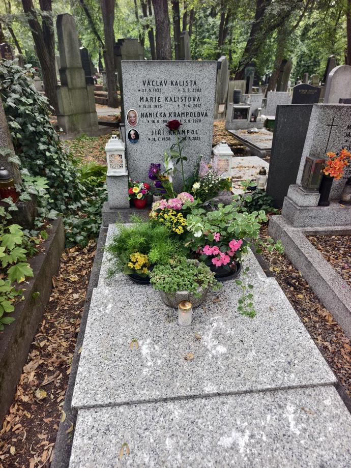 Jiří Krampol si přál spočinout vedle své předčasně zesnulé ženy. To se mu naštěstí, navzdory tvrzení některých, přece jen podařilo.