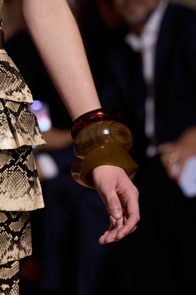Velké masivní náramky hrají hlavní roli v kolekci značky Elie Saab pro aktuální sezonu. Velké masivní náramky hrají hlavní roli v kolekci značky Elie Saab pro aktuální sezonu.
